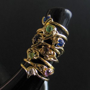 Ringe med farvede sten