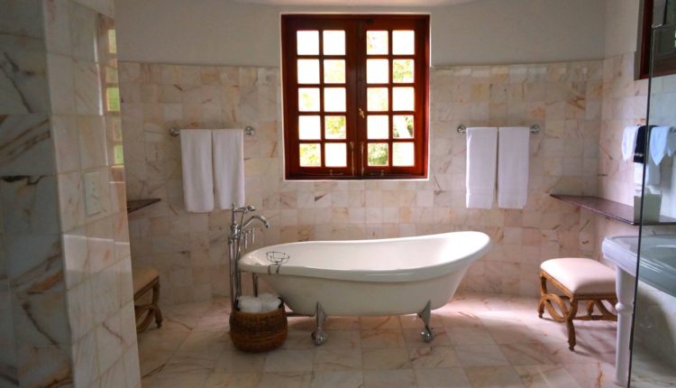 Flere skifter forhænget ud med en praktisk brusevæg i badeværelset.