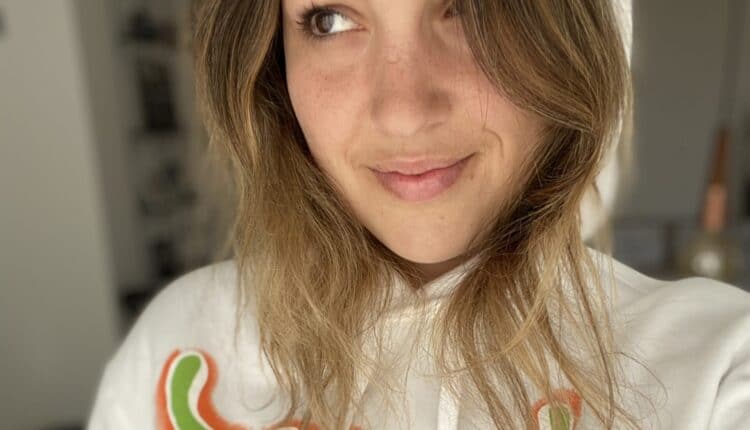 Billie Eilish hoodie sælger som varmt brød på den nye website