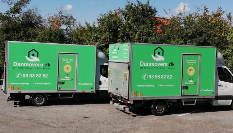 to danmovers flyttevogne parkeret udenfor med logo og tilbud på siden af bilenerne