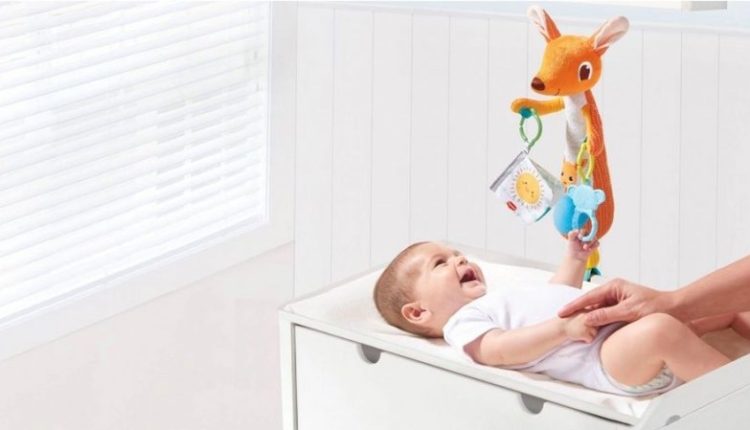 Sådan skifter du din babys snavsede bleer ved brug af et puslebord 1