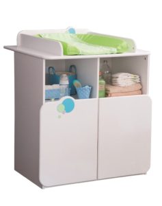 Sådan skifter du din babys snavsede bleer ved brug af et puslebord 2