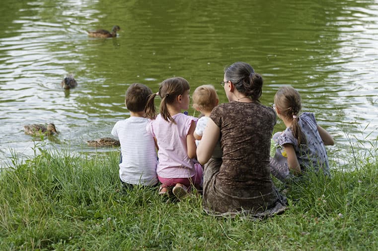 Børn ved en sø