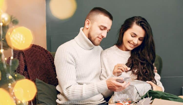 Send Anniversary Gifts to India