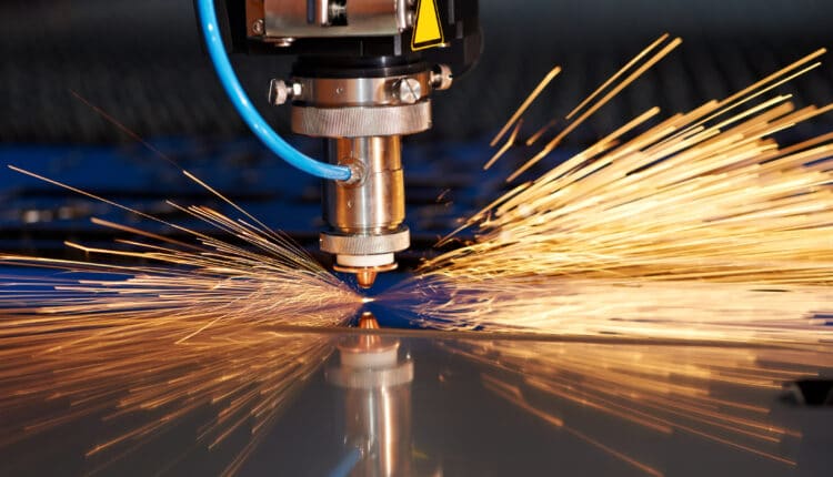 Laserskæring af plade, hvor gnister er det store fokus