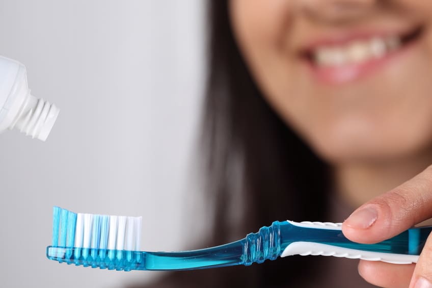 Pige der børster tænder