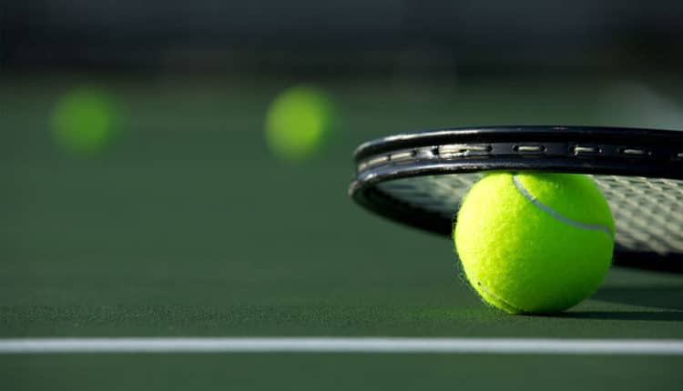 Tennisketcher- og-tennisbold