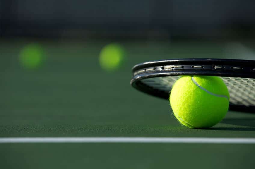 Tennisketcher- og-tennisbold